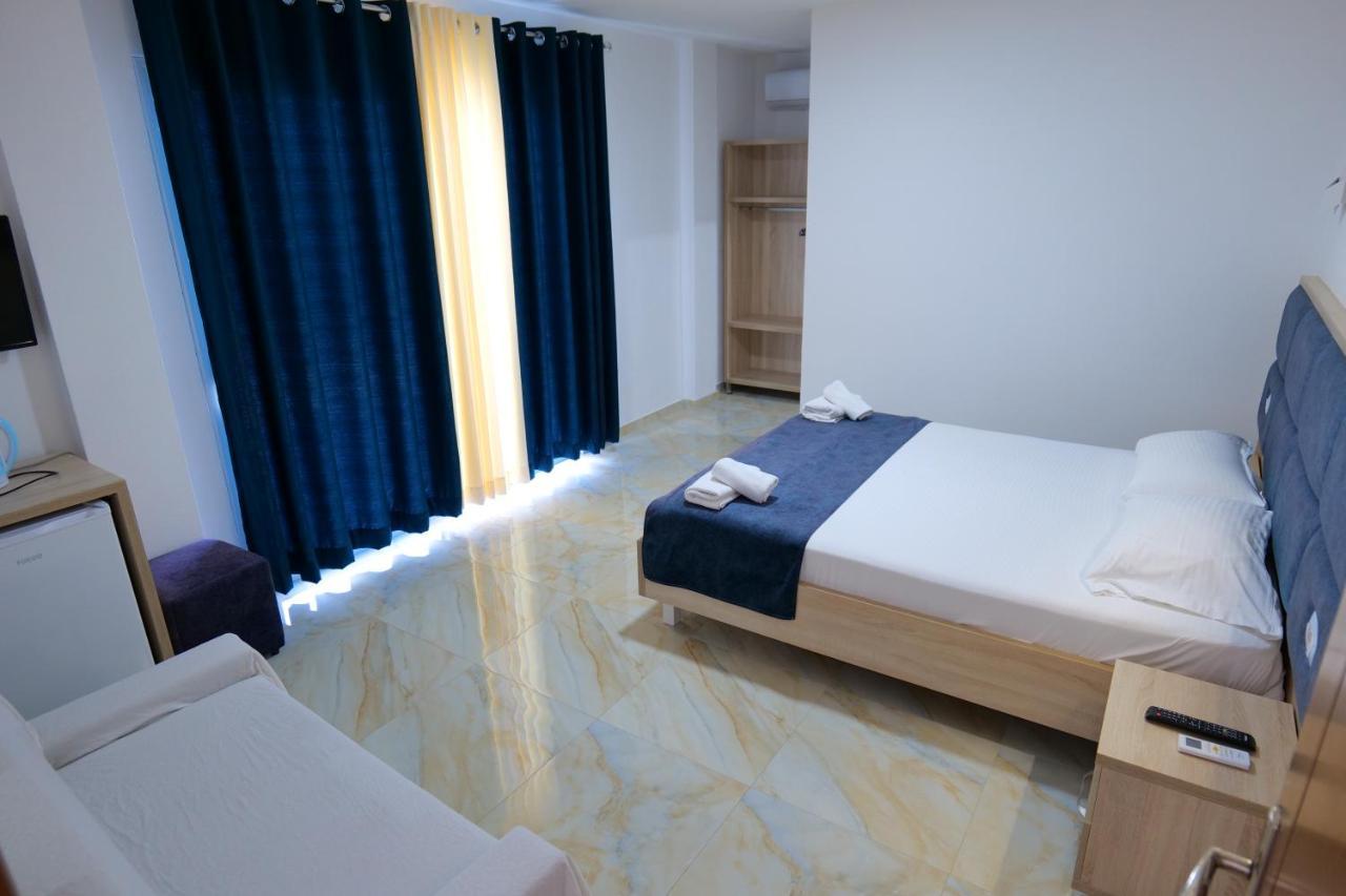 Hotel Eksamilia Bagian luar foto