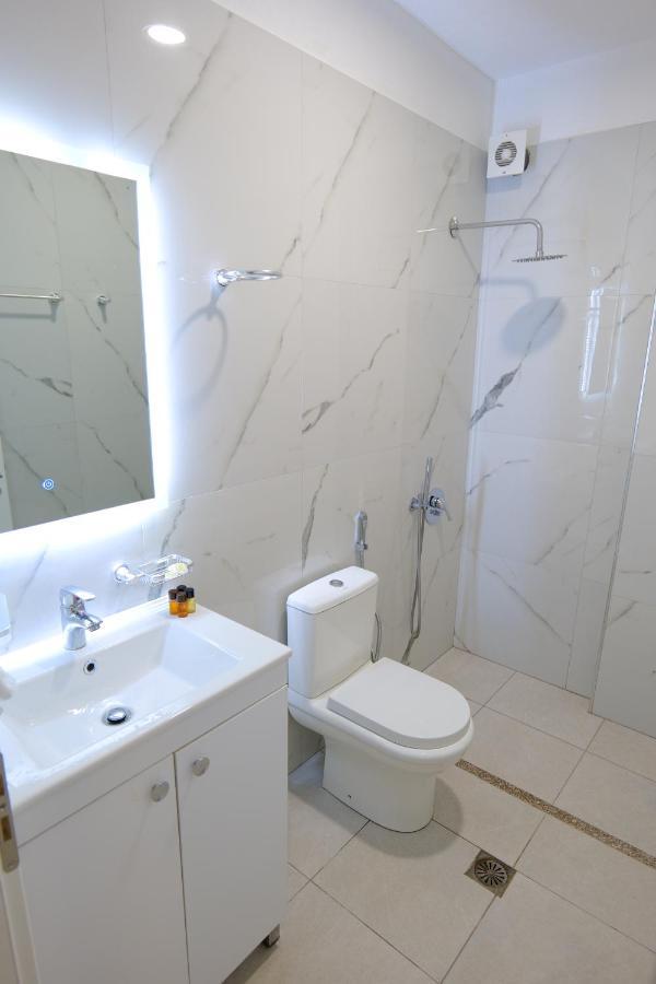 Hotel Eksamilia Bagian luar foto