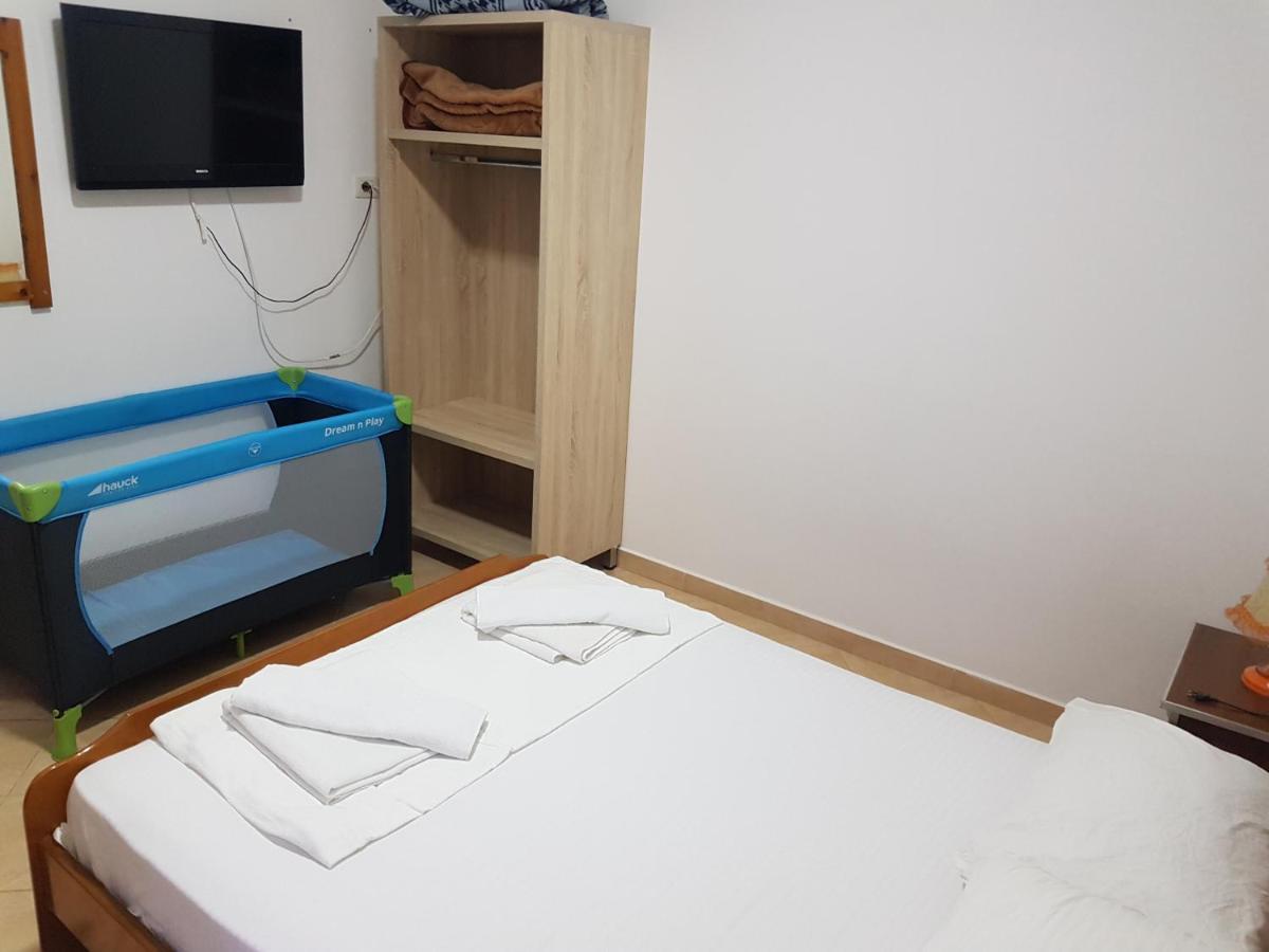 Hotel Eksamilia Bagian luar foto