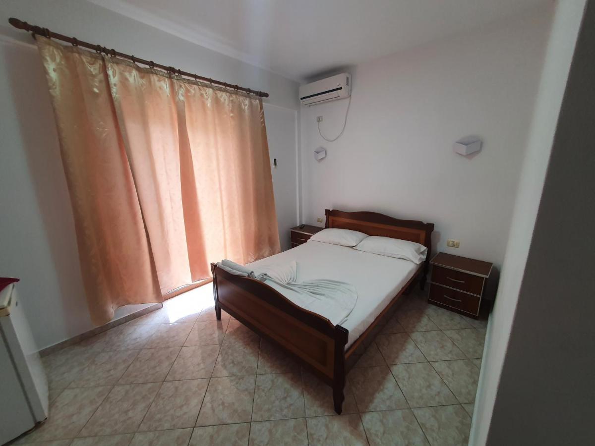 Hotel Eksamilia Bagian luar foto
